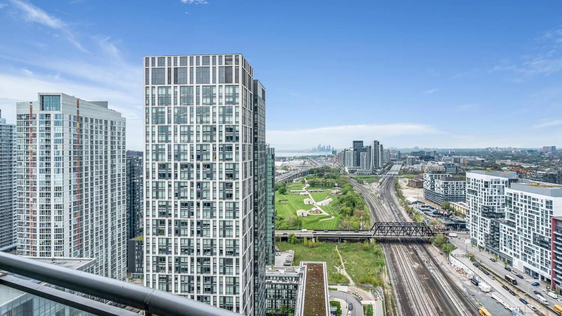 Prestige Downtown Suite - Free Parking Toronto Apartment